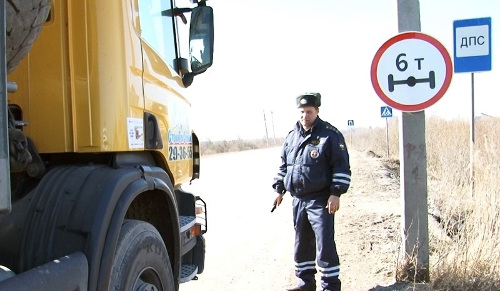 не чрезмерно груженые автомобили разбивают только что отремонтированные дороги, а недостаточная несущая способность дорог не позволяет перевозить грузы на современных автомобилях,